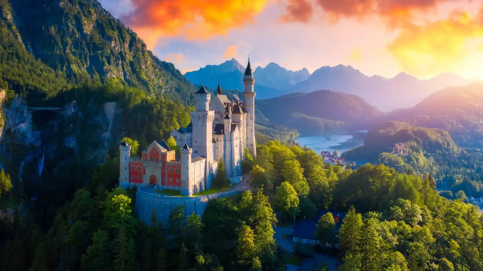 Luxusfahrzeug vor einer bayerischen Schlosskulisse