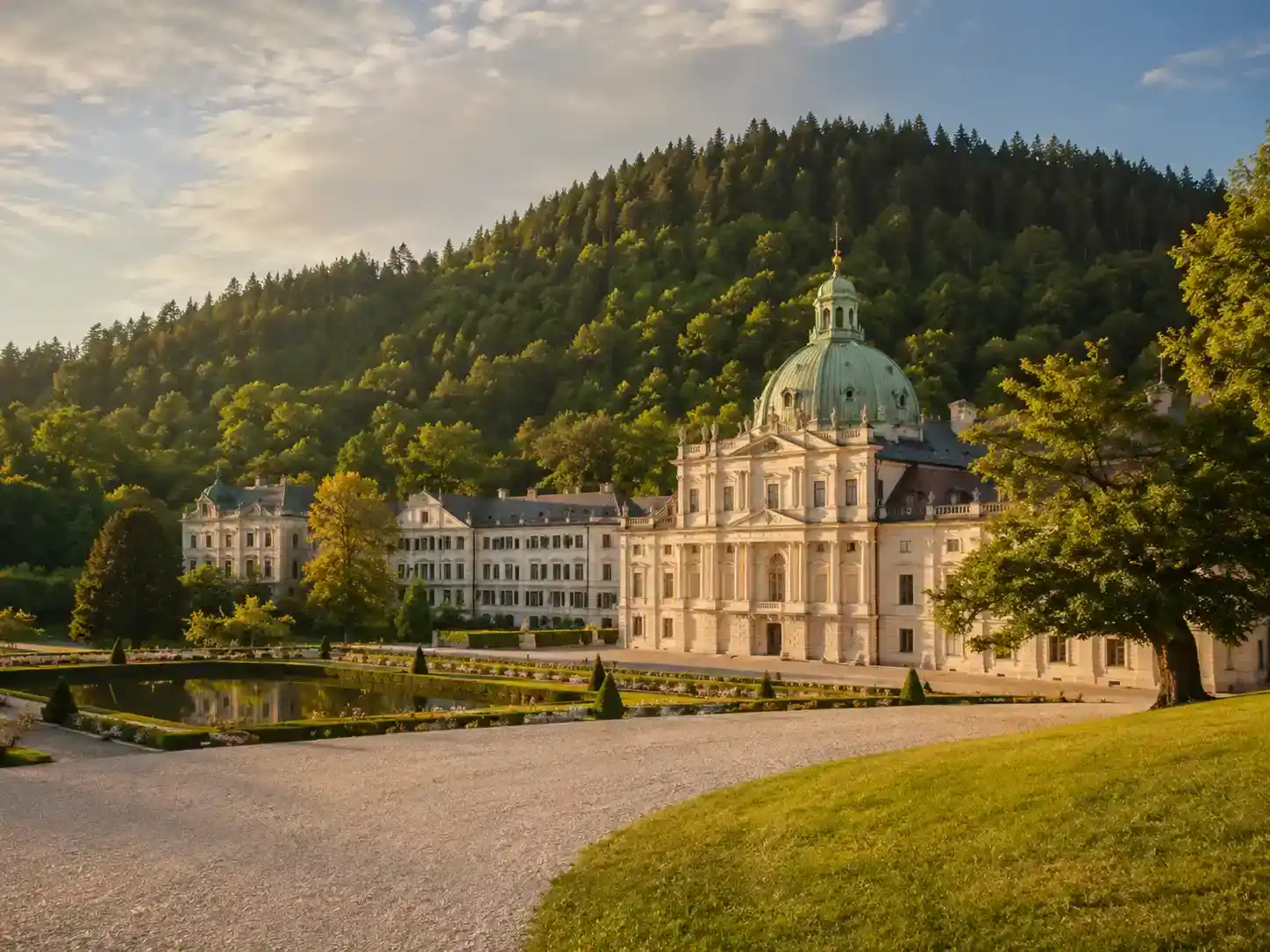Palast und Gärten im goldenen Licht
