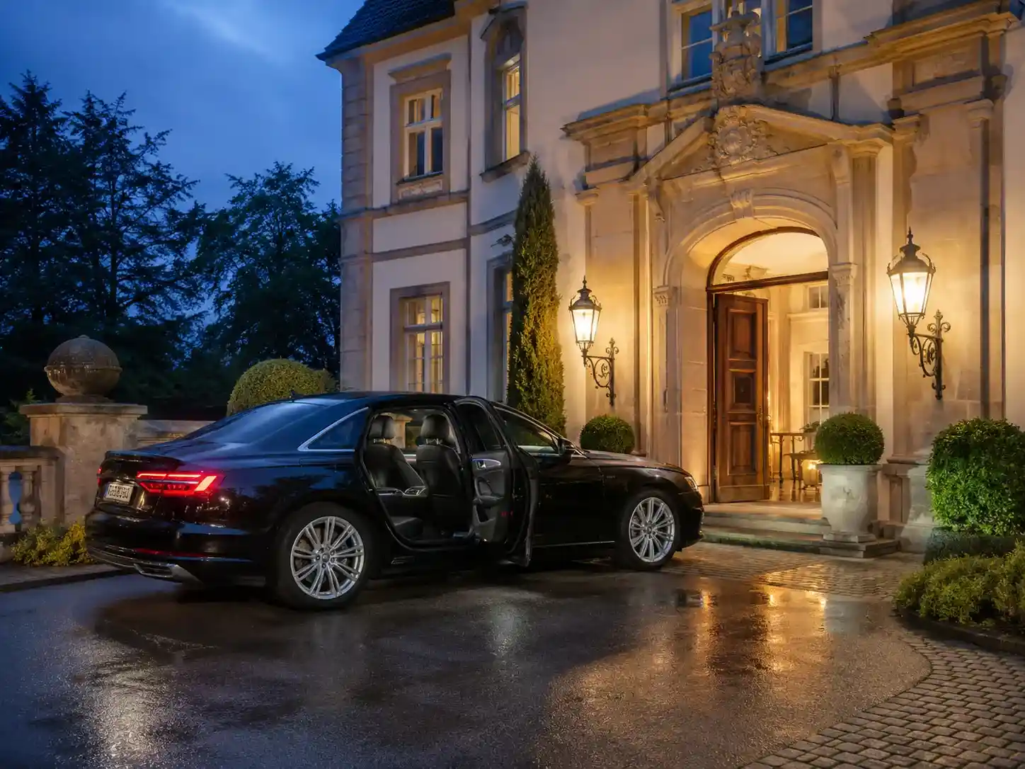 Persönlicher Chauffeur an einer eleganten Residenz