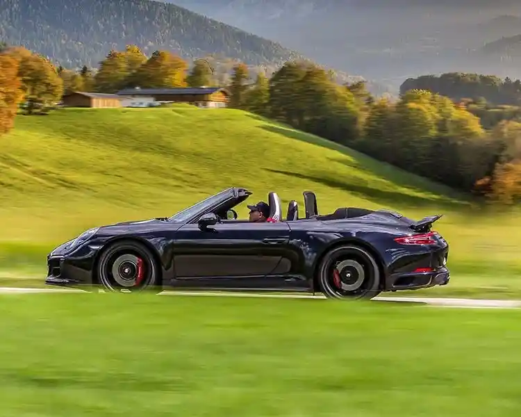 Luxusfahrzeug auf einer bayerischen Alpenstraße
