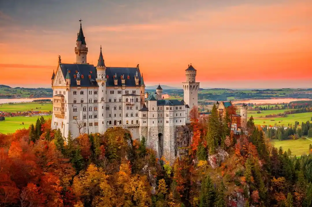 Schloss Neuschwanstein in der bayerischen Landschaft