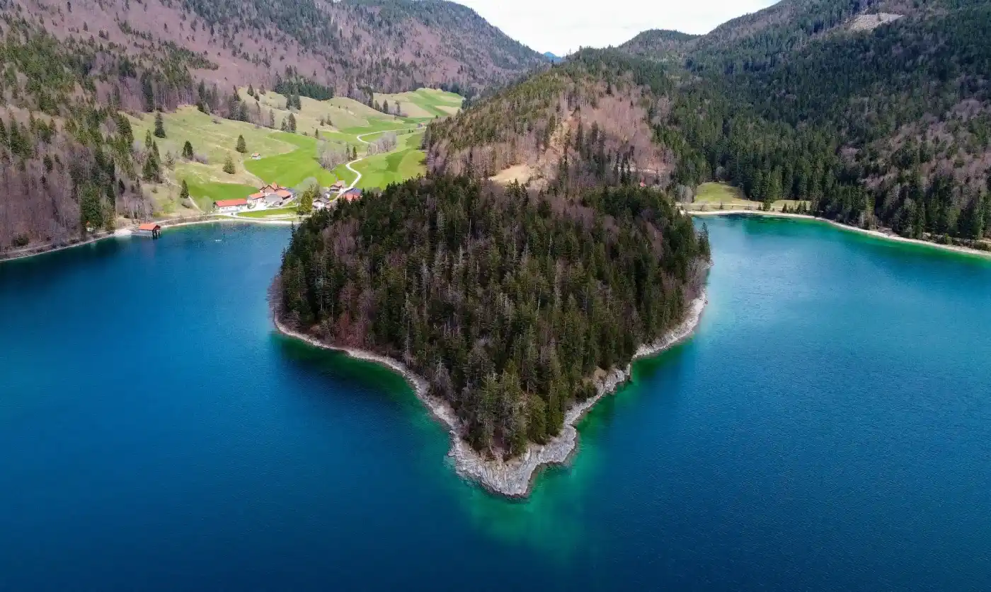 Luxusreise entlang eines bayerischen Sees
