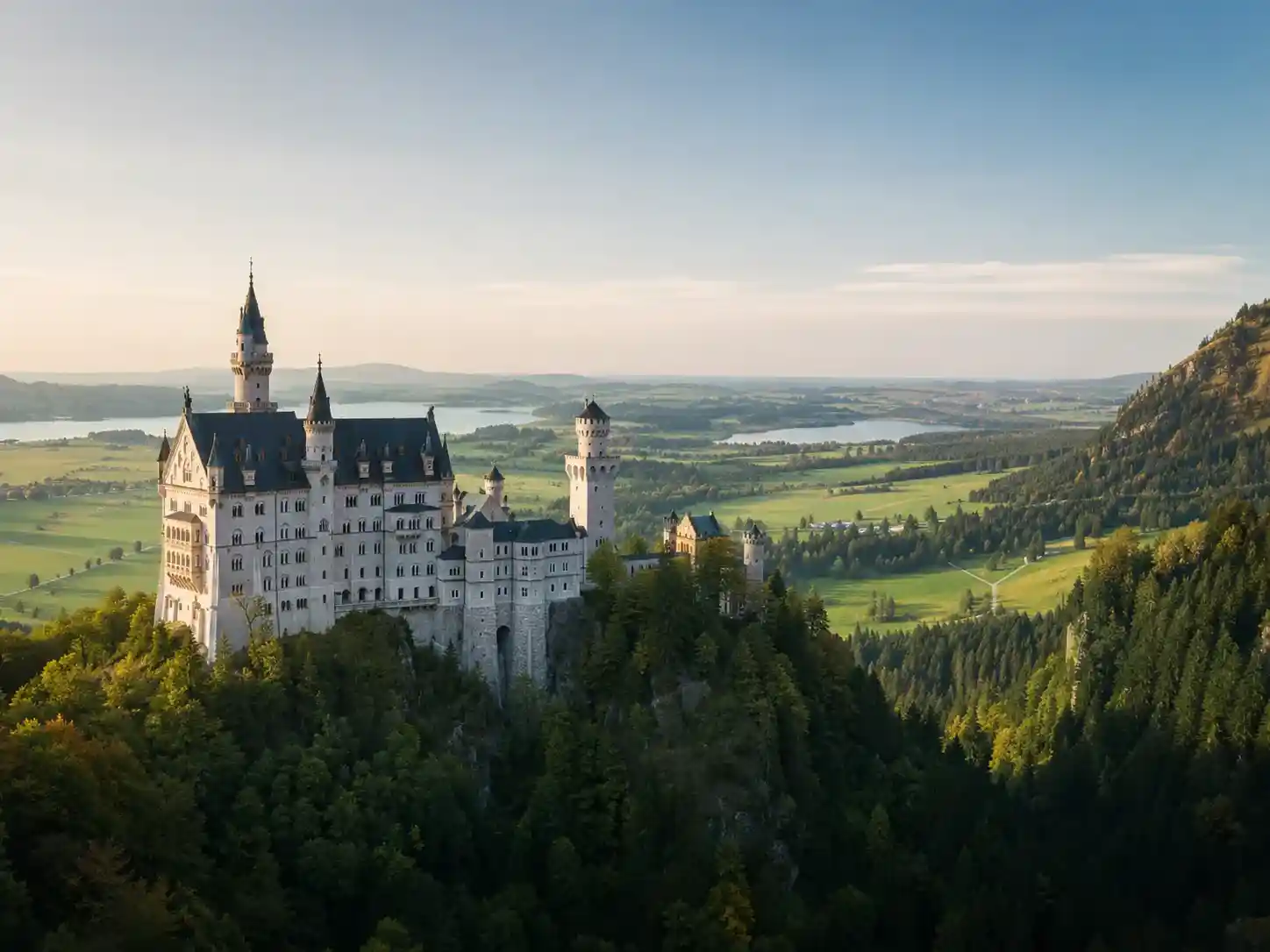 Märchenhaftes Schloss über bayerischen Wäldern