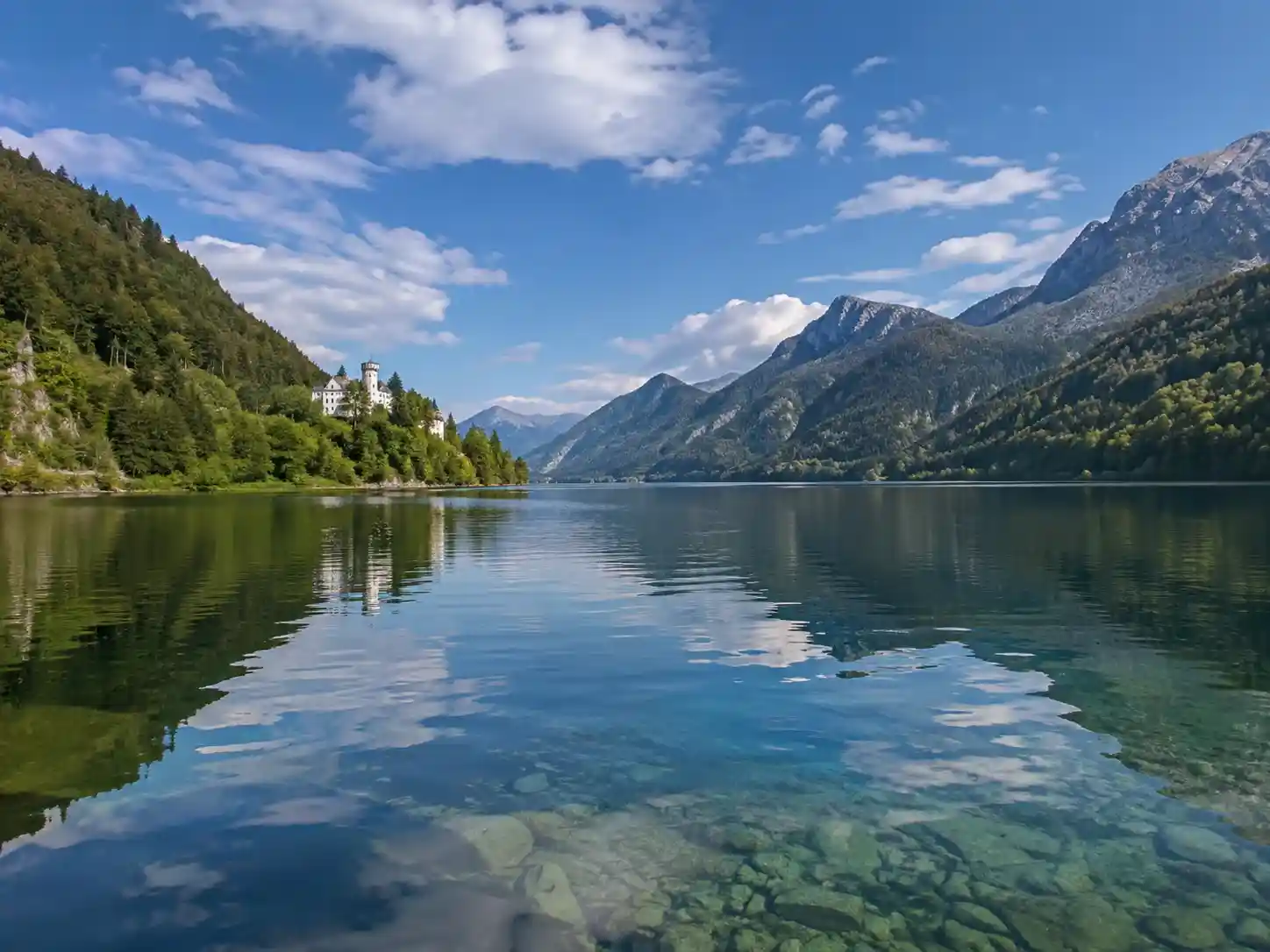 Kristallklarer bayerischer See mit Bergkulisse